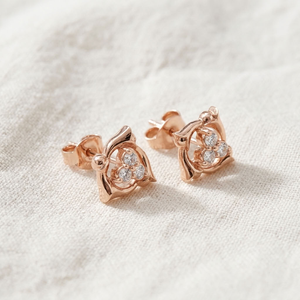Pendientes de Oro Rosa de 14k con Baño de Rodio y Cuatro Diamantes de Corte Redondo con Engaste de Garra para Mujer - Product Image 4