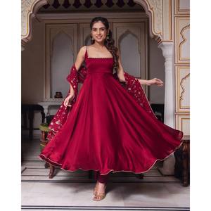 Robe de soirée trapèze en satin faite main par un créateur, avec jupe et dupatta, coupe taille naturelle - Product Image 2