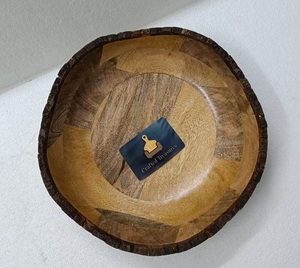Bol de service artisanal en bois d'acacia naturel avec motif en écorce de mangue, motif uni, bol à salade et à soupe - Vaisselle de cuisine - Product Image 3