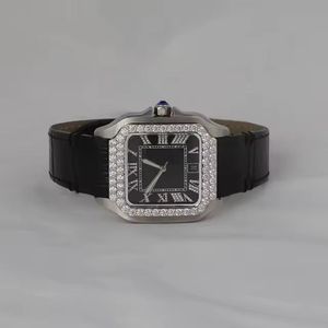 Montre-bracelet carrée en diamant avec cadran noir, chiffres romains argentés, lunette scintillante et bracelet en cuir, présentant un style élégant - Product Image 1