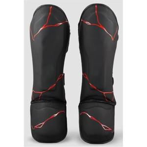 Protège-tibias en cuir multisports pour adultes Hawk, offrant une grande polyvalence, une couche extérieure durable et une protection en mousse souple. - Product Image 1