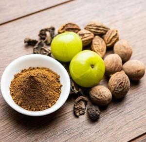 Poudre de Triphala Biologique en Gros OEM, Complément Herbal Ayurvédique pour la Santé Digestive, la Détoxification et le Soutien Immunitaire, Exportation en Vrac - Product Image 1