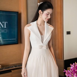 Robe longue OEM pour femme en mousseline blanche, sans manches, col en V, cintrée à la taille, avec nœuds, silhouette évasée, brodée, pour soirée formelle - Product Image 1