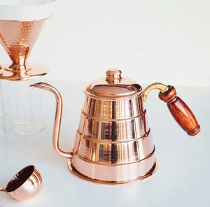 Théière en cuivre de style artisanal classique avec bec verseur incurvé, poignée décorative en cuivre, couvercle supérieur intégré et corps large et arrondi - Product Image 1