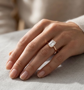 Prêt à être expédié, bague solitaire en diamant de laboratoire de 2 carats, couleur V E, certifiée IGI, platine 950, diamant émeraude certifié IGI, pour tous les jours - Product Image 1