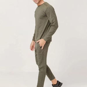 Chándal para hombre diseñado para un look atlético y elegante, que ofrece un ajuste cómodo que complementa un estilo de vida activo. - Product Image 4