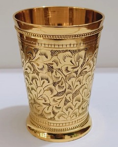 Vaso de latón de diseño único con grabado floral, vaso decorativo de metal, regalo disponible a precio directo de fábrica. - Product Image 1