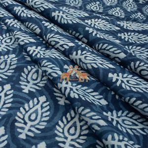 Tissu en coton biologique indigo bleu, imprimé à la main, fabriqué en Inde, teint naturellement, motif floral, matière luxueuse pour vêtements - Product Image 2