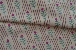 Tela de Algodón Ligera Estampada a Mano de Jaipur para Decoración del Hogar, Diseño Floral con Ramas Verdes, Flores Rosas y Rayas Color Óxido para Niños - Product Image 5