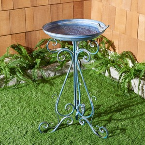 Bain d'oiseaux vintage en métal bleu sur piédestal avec base décorative à motifs, mangeoire décorative pour oiseaux d'extérieur pour patio, jardin et terrasse - Product Image 1