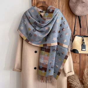 Bufanda Cuadrada de Lana con Estampado Floral, Chal Cálido Informal de Invierno con Flecos, Diseño a Cuadros Beige y Marrón - Product Image 6