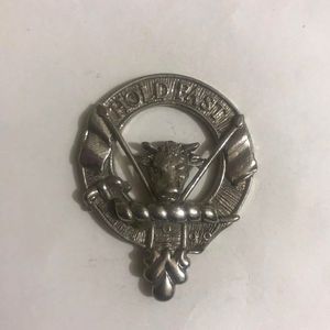 Este es un distintivo del clan Davidson, un artículo coleccionable escocés que se usa para simbolizar la membresía y la lealtad al clan. - Product Image 5
