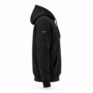 Sudadera Deportiva Personalizada con Capucha, de Felpa, 320 GSM, Negra, con Estampado Topográfico en Toda la Superficie, de Algodón y Poliéster, con Logotipo en el Pecho - Product Image 3