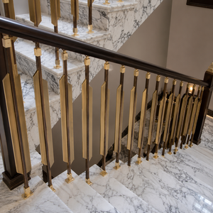 Rampe d'escalier de luxe avec accents dorés, balustres décoratifs foncés pour escalier en marbre, intérieur. - Product Image 2