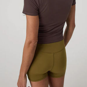 Service OEM : Conception de T-shirts pour femmes, couleur unie élégante, prix abordable, pour acheteurs en gros, style minimaliste et décontracté. - Product Image 5