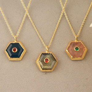 Pendentif en or massif plaqué 18 carats avec pierres précieuses (labradorite, quartz rose, apatite, jade) et accents minimalistes en zircon cubique – Bijoux de mode en gros - Product Image 6