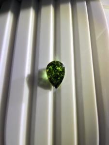 Diamant de laboratoire vert vif fantaisie taille poire 1,5 carat VS2 certifié IGI, pierre précieuse non montée - Product Image 2