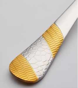 Hermoso juego de cubiertos con acabado plateado y dorado con extremos texturizados para comidas festivas finas y Decoración elegante - Product Image 3