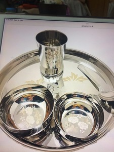 Ensemble de thali en acier inoxydable de qualité supérieure avec design floral gravé, assiette à dîner, bols, verre et cuillère pour usage domestique et mariage. - Product Image 3