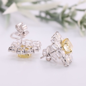 Boucles d'oreilles clous de luxe en or blanc avec diamants de laboratoire jaunes taille poire et cœur blanc, halo floral en grappe, boucles d'oreilles fines - Product Image 3