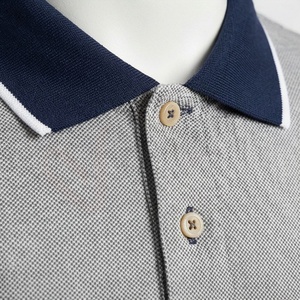 Polo à manches courtes gris pour homme avec col et poignets bleu marine, en coton tricoté, décontracté, respirant, coupe classique, design uni - Product Image 4