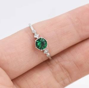 Anillo de Esmeralda en Plata de Ley, Anillo de Plata o Oro con Esmeralda Verde y Circonita Cúbica, Diseño de Inspiración Vintage - Product Image 2