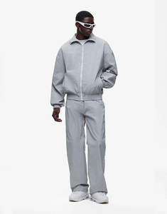 Conjunto de chándal oversize al por mayor: Chaqueta con cremallera y pantalones de pierna ancha de nailon arrugado, ligero, resistente al agua, estilo streetwear. - Product Image 1