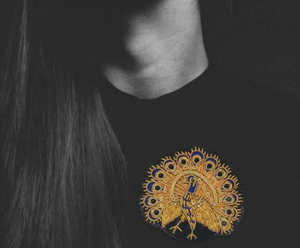 Parche Bordado a Mano Unisex Mor Peacock con Hilo Metálico, Impermeable, Estilo Carzon de Lujo, con Alfinete de Seguridad, Personalizable - Product Image 3