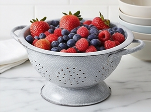 Passoire ronde en métal de qualité supérieure avec deux poignées, passoire en fer durable pour la cuisine, finition gris moucheté, accent de cuisine classique - Product Image 6