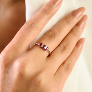 แหวนเพชรและทับทิมทรงบาแกตต์คุณภาพสูง ดีไซน์เรียบหรู ประดับเพชรสามเม็ด ทองคำขาว 14K ของขวัญสำหรับวันรับปริญญา - Product Image 2