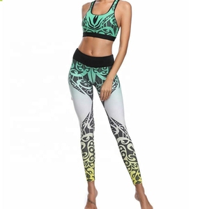 Conjunto de leggings y sujetador deportivo para mujer, con diseño de tiras cruzadas y espalda cruzada, soporte medio, transpirable, que absorbe el sudor, ropa deportiva para yoga. - Product Image 1