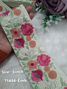 Ribete de tela de malla de algodón con bordado floral de gran ancho y flores brillantes para decoración de bordes de vestidos de novia y saris. - Product Image 3