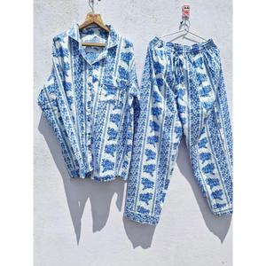 Pyjamas en jersey doux et extensible pour demoiselles d'honneur, cadeau de demande en mariage pour demoiselles d'honneur, enterrement de vie de jeune fille, pyjamas personnalisés pour la préparation de la fête - Product Image 1