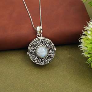 Collier pendentif médaillon style vintage argenté avec breloques en pierre de lune, labradorite et quartz rose |   Coffret cadeau de bijoux ouvert - Product Image 6