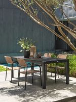 Ensemble de table et chaises de jardin en rotin avec structure en acier léger, design contemporain, durable pour hôtels et villas