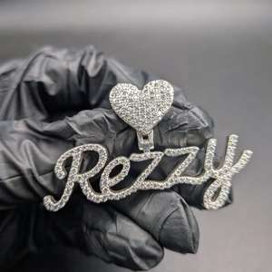Colgante Personalizado con Nombre en Letra Cursiva, con Incrustaciones de Diamantes VVS Moissanite, con Corazón, Estilo Hip Hop, Joyería Brillante - Product Image 1