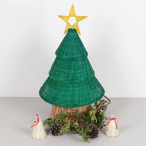 Figurine de sapin de Noël unique en rotin vert, faite à la main, avec étoile jaune en sommet, pièce tissée écologique - Product Image 2