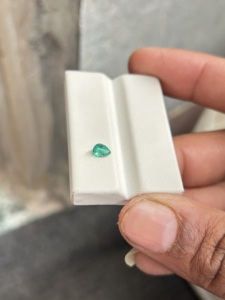 Émeraude zambienne de luxe 0,36 ct, vert profond, forme poire, facettée, pierre lâche pour bijoux de luxe sur mesure - Product Image 5
