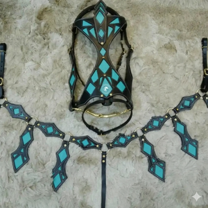 Collar de pecho para caballo estilo western, de cuero, con conchos grabados, flecos de cristal, arnés con correa ajustable, conjunto de halter ecuestre. - Product Image 2