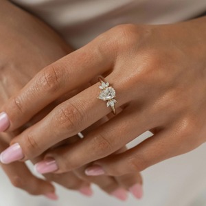 Anillo de Compromiso con Diamante Corte Pera, Oro Sólido de 14K, Diamante Cultivado en Laboratorio, Certificado IGI, Estilo Moderno, Anillo para Mujer - Product Image 4