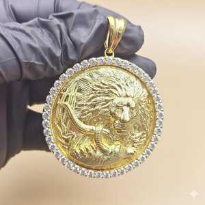 Colgante de Moneda Estilo Hip Hop con Diseño de León, Plata de Ley 925 Bañada en Oro, Colgante Iced-Out Bling para Rapper, Colgante de Moissanita VVS - Product Image 1