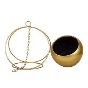 Maceta Colgante de Metal Dorado con Marco Curvo Decorativo y Cadena |   Macetero Redondo Moderno para Jardín Interior - Product Image 3