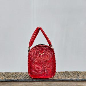 Bolsa de Viaje de Cuero Rojo de Lujo, con Asa Superior, Cierre de Cremallera, Diseño Floral Repujado, Duradera, Gran Capacidad, Ligera - Product Image 2