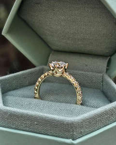 Bague de fiançailles en diamant de laboratoire taille brillant rond, monture à griffes en or jaune avec diamants latéraux, élégante bague de mariage pour femme - Product Image 3