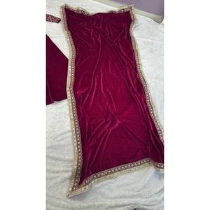 ชุดราตรีดีไซเนอร์สำหรับงานปาร์ตี้ แบบเลเฮนกา โจลี พร้อมงานปักดิ้นทอง - Product Image 4