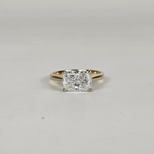 Bague de fiançailles et d'anniversaire de luxe pour femme en or jaune 14 carats plaqué rhodium avec diamant de laboratoire E VVS2 taille coussin de 2,5 carats - Product Image 1