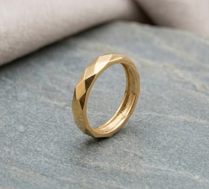 Anillo Facetado de Oro de 14Kt, Banda Poligonal de 4mm, Anillo Minimalista para Hombre y Mujer, Banda Lisa, Fabricante de Joyería Personalizada - Product Image 1