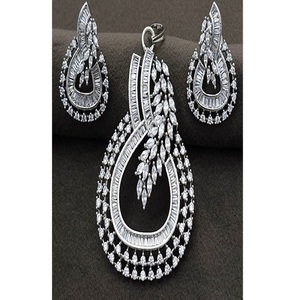 Precioso Conjunto de Collar con Colgante de Diseño en Acabado Dorado y Blanco de Primera Calidad con Pendientes para Bodas y Fiestas, Colección para Mujer - Product Image 2