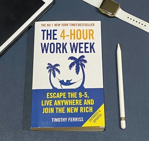 La Semana de Trabajo de 4 Horas de Tim Ferriss, Libro en Formato Paperback en Inglés, Libro sobre Productividad y Diseño de Estilo de Vida - Product Image 1