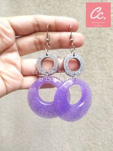 Boucles d'oreilles classiques à clip en résine colorée faites à la main pour femmes, bijoux artistiques légers et personnalisables pour les fêtes - Product Image 5